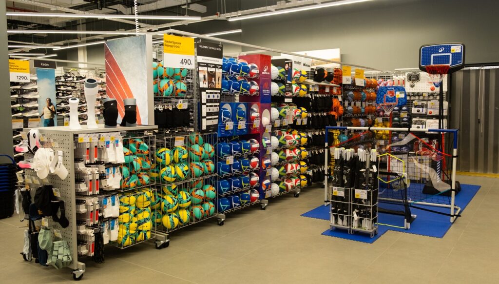 İzmir'in yeni Decathlon’u Mahall Bomonti’de açıldı